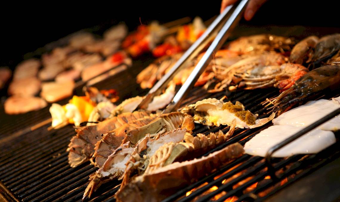 Grill mit Krebsen und anderem Essen im Dusit Thani Laguna Phuket