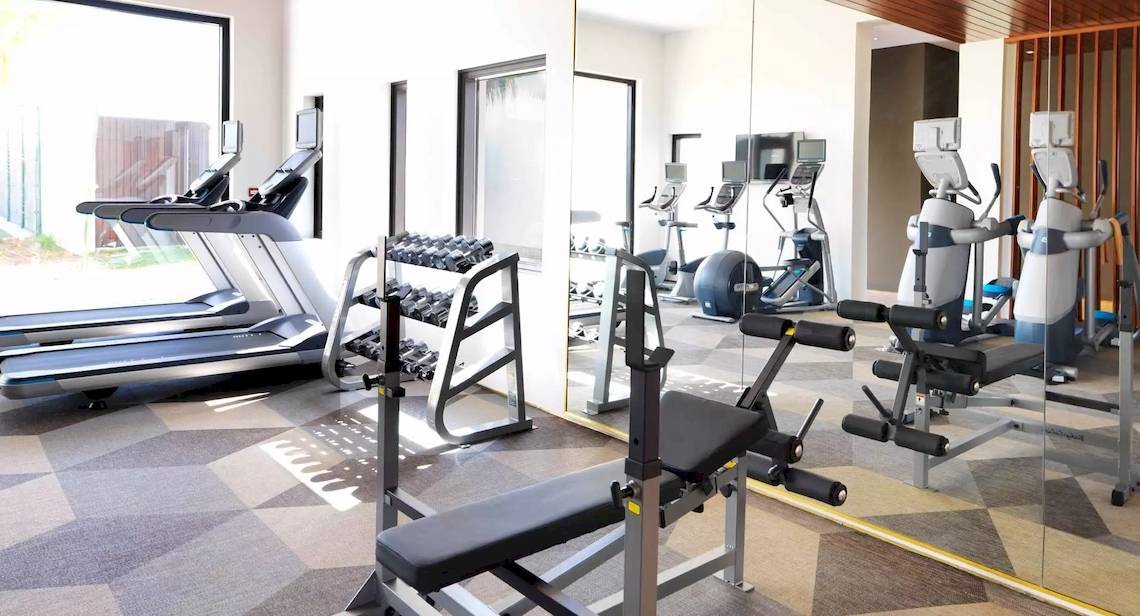 Fitnesscenter im Al Baleed Resort Salalah von Anantara mit Laufbändern und Kraftgeräten