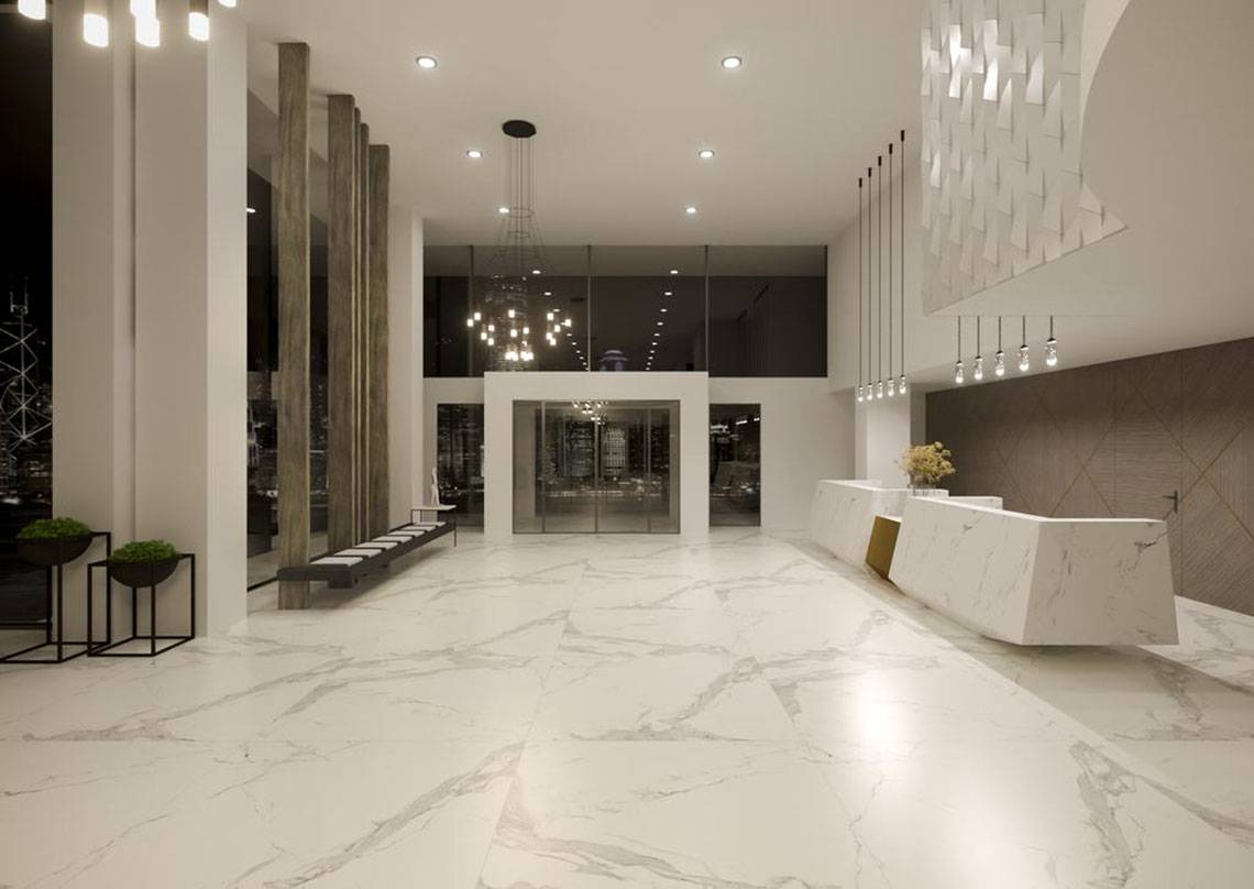 Das Foyer des NissiBlu Beach Resort mit Marmorboden und modernen Elementen.