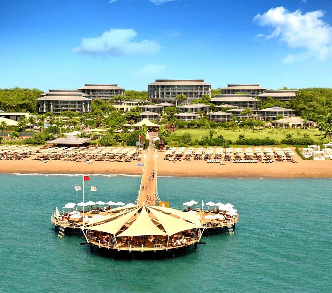 Luftaufnahme des Calista Luxury Resort mit Pier und Strand