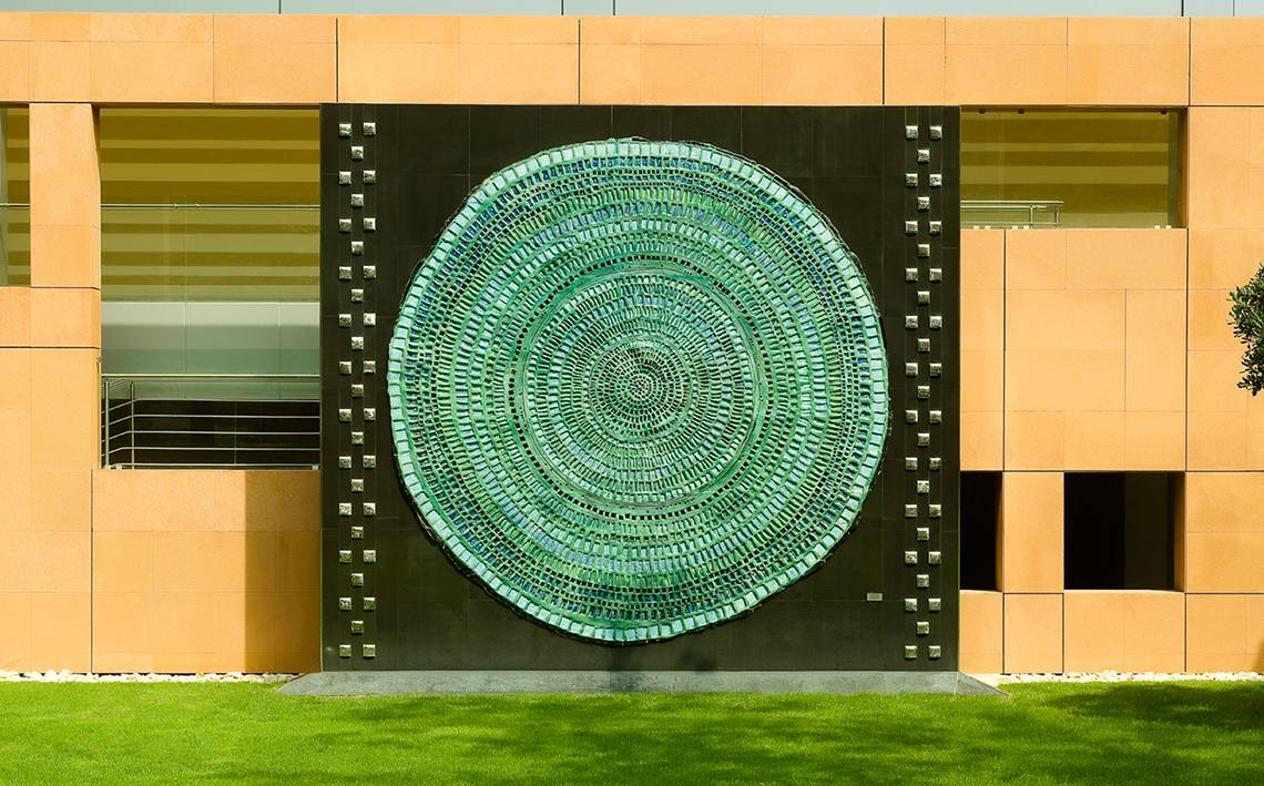 Außenansicht des Swissotel Buyuk Efes Izmir mit großem grünem Mosaikkunstwerk.