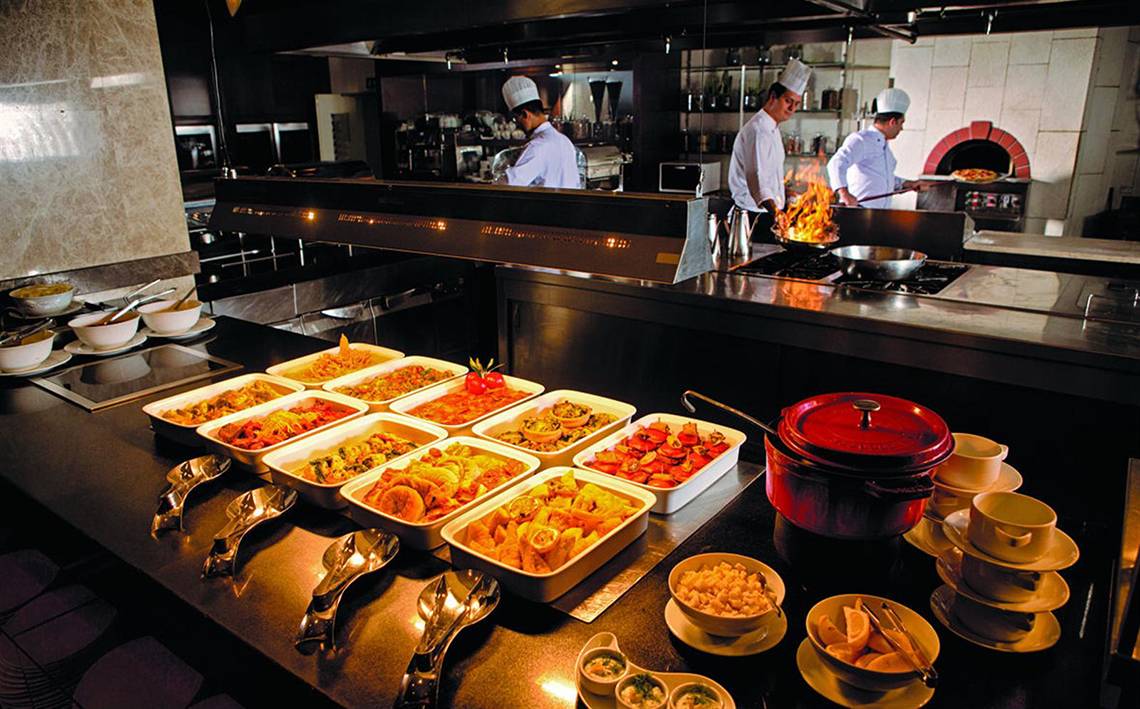 Küche des Swissotel Buyuk Efes Izmir mit zubereiteten Gerichten und Köchen beim Kochen