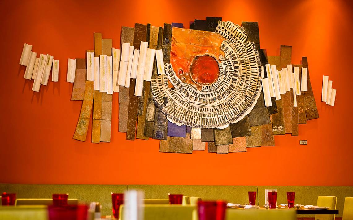 Ein abstraktes Wandkunstwerk im Restaurant des Swissotel Buyuk Efes Izmir.