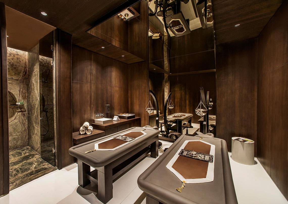 Spa-Behandlungsraum im Maxx Royal Kemer Resort mit zwei Behandlungstischen und einer Regendusche.