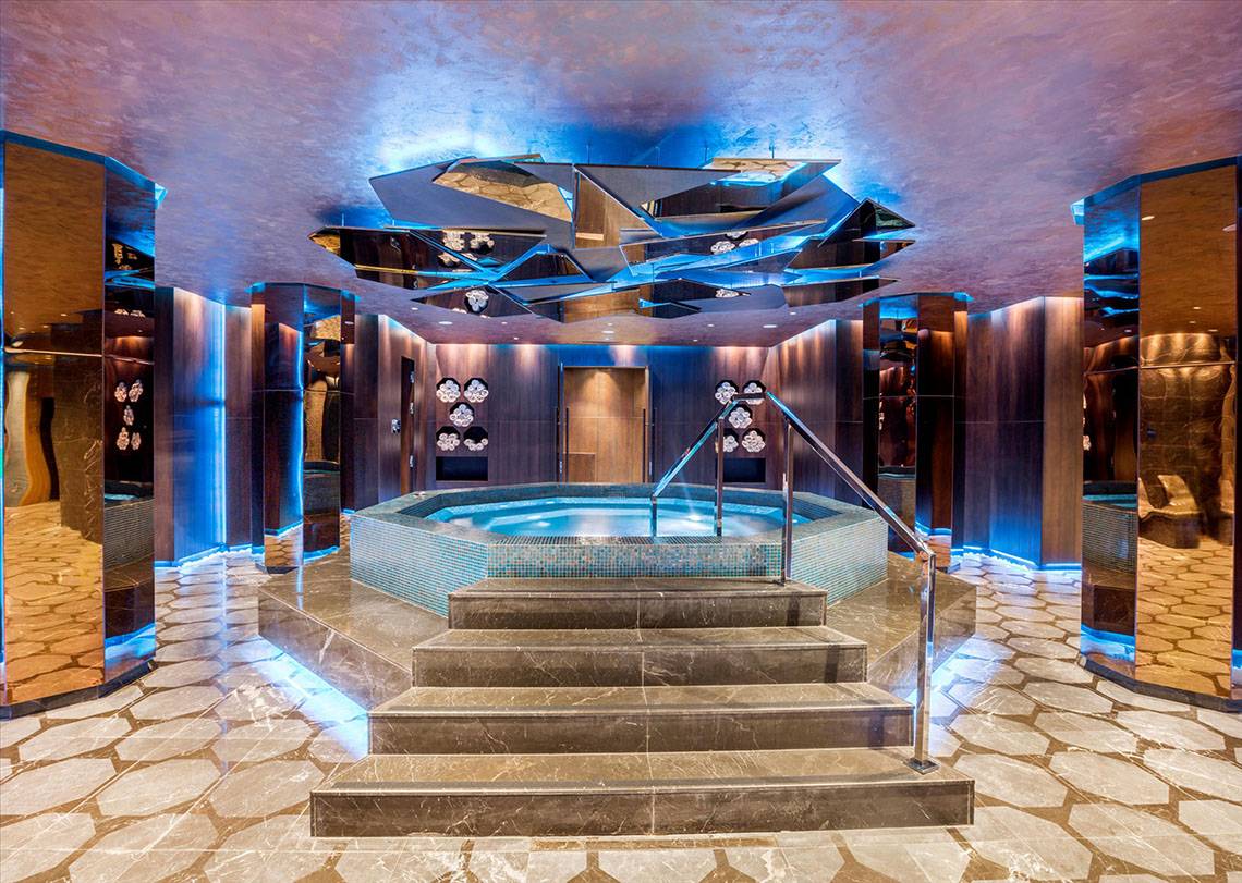 Jacuzzi-Bereich im Maxx Royal Kemer Resort mit Marmorboden und blauen Beleuchtungselementen.