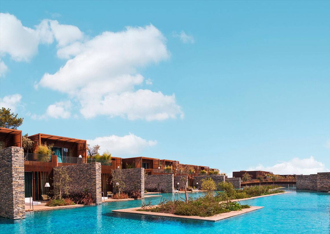 Außenbereich des Maxx Royal Kemer Resorts mit großem Pool und modernen Gebäuden.