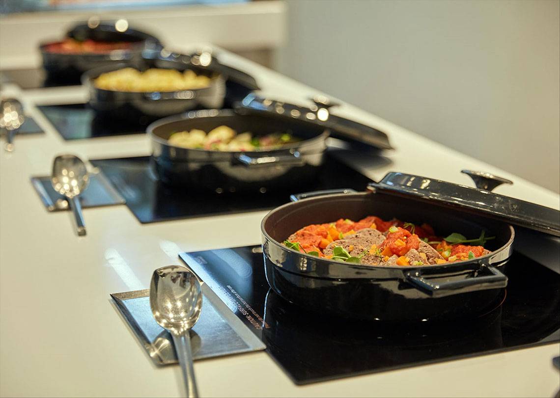 Kochplatten im Restaurant des Maxx Royal Kemer Resorts, mit vorbereiteten Speisen