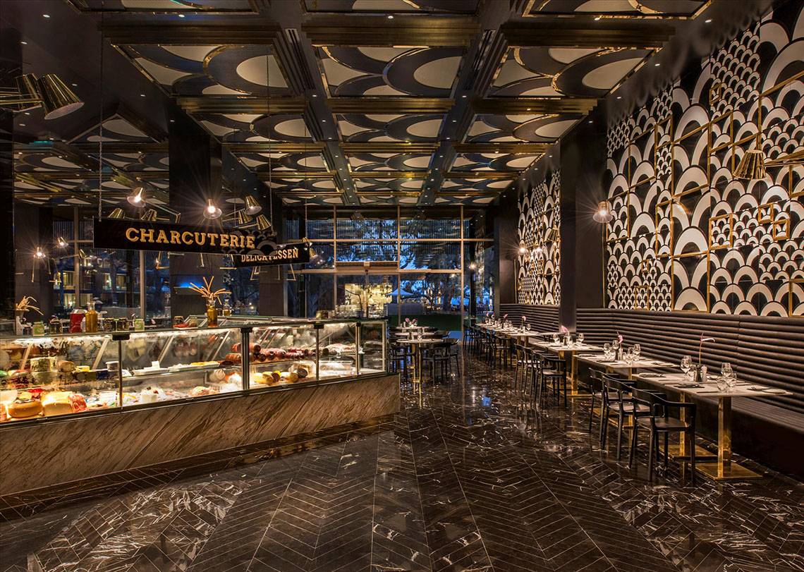 Charcuterie-Theke im Maxx Royal Kemer Resort mit verschiedenen Gerichten.