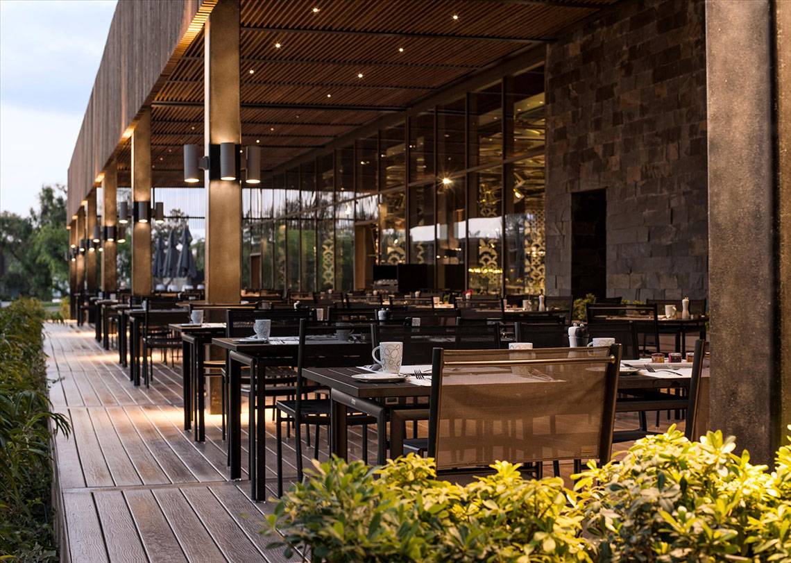 Außenbereich des Maxx Royal Kemer Resort mit Essbereich und gedeckten Tischen