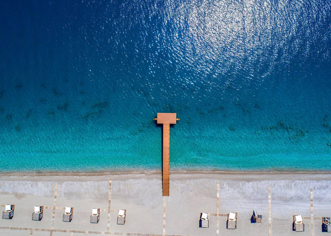 Maxx Royal Kemer Resort Strand mit Holzsteg und Liegestühlen am Meer