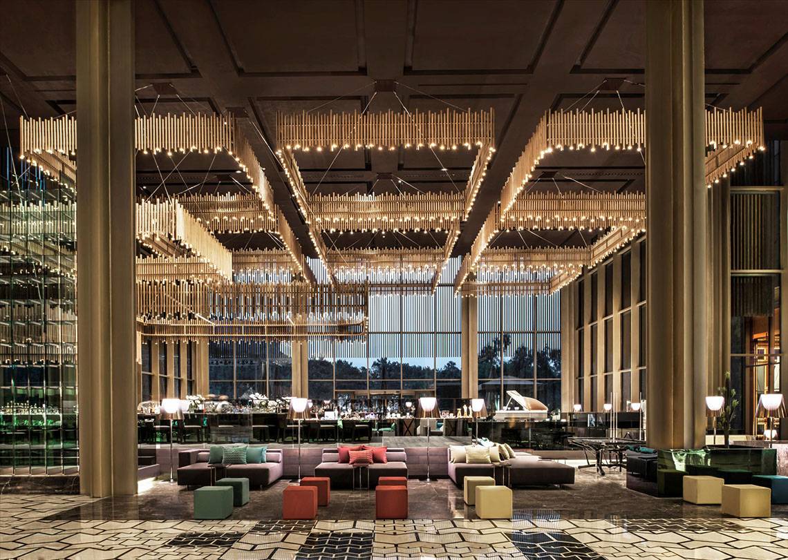 Innenansicht der Lobby des Maxx Royal Kemer Resort mit großen Kronleuchtern und Möbeln.