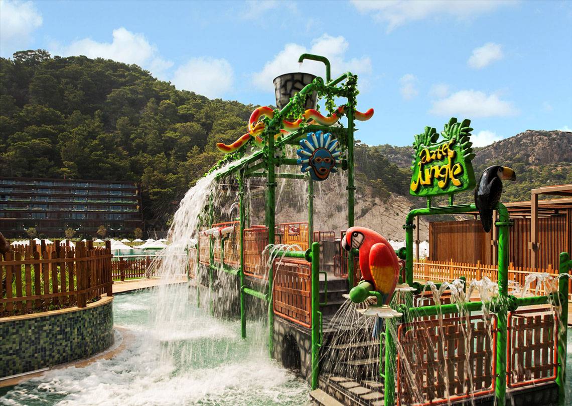 Wasserrutsche im Maxx Royal Kemer Resort mit Wasserfontäne und bunten Dekorationen.