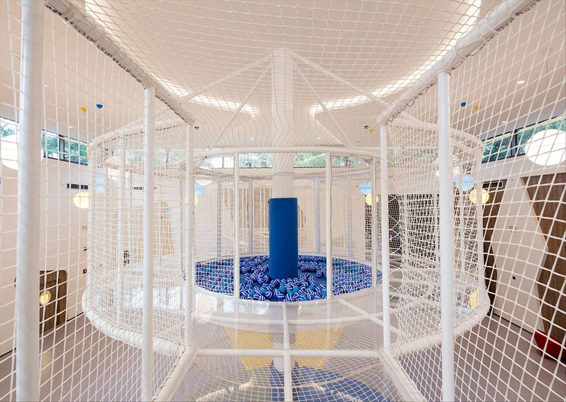 Kinderbereich im Maxx Royal Kemer Resort mit Netzkonstruktion und blauen Bällen.