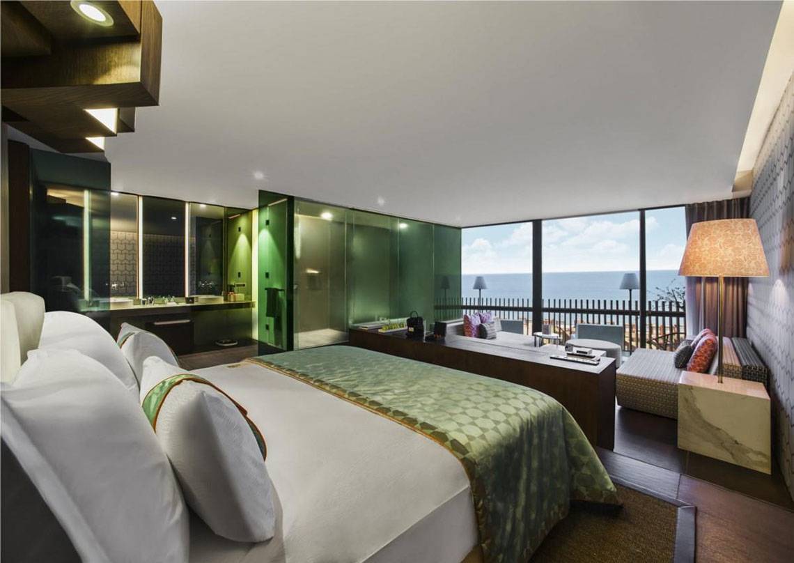 Suite im Maxx Royal Kemer Resort mit Meerblick, modernes Design und großen Fenstern.