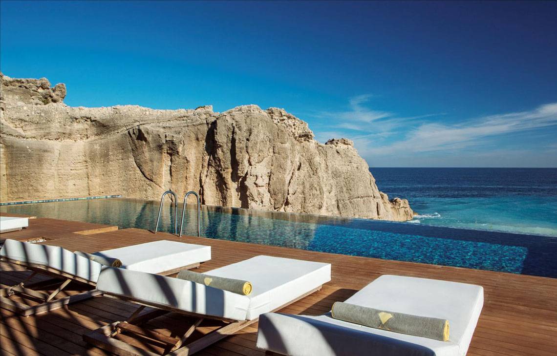 Maxx Royal Kemer Resort Pool mit Liegen am Felsen