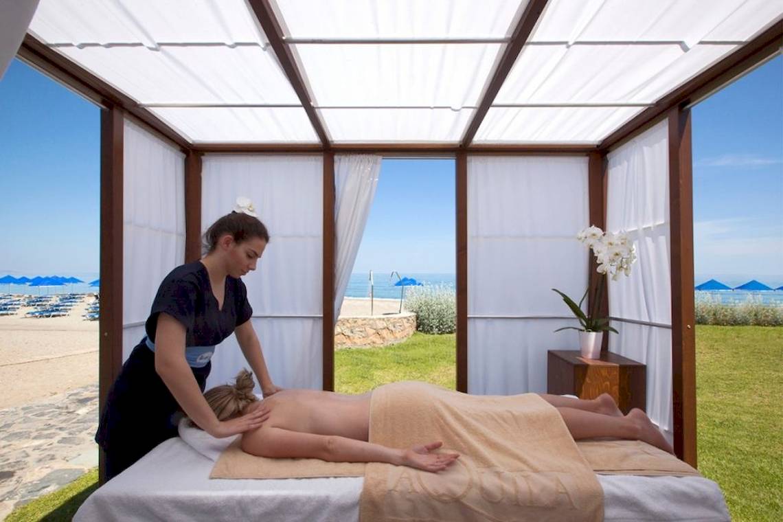 Massage unter einem Zelt am Strand im Aquila Rithymna Beach Hotel.