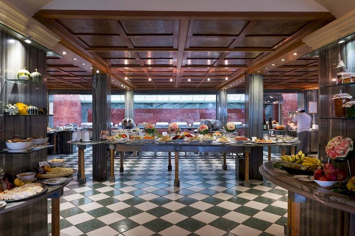 Frühstücksbuffet im Aquila Rithymna Beach Hotel mit vielen Speisen auf langen Tischen.
