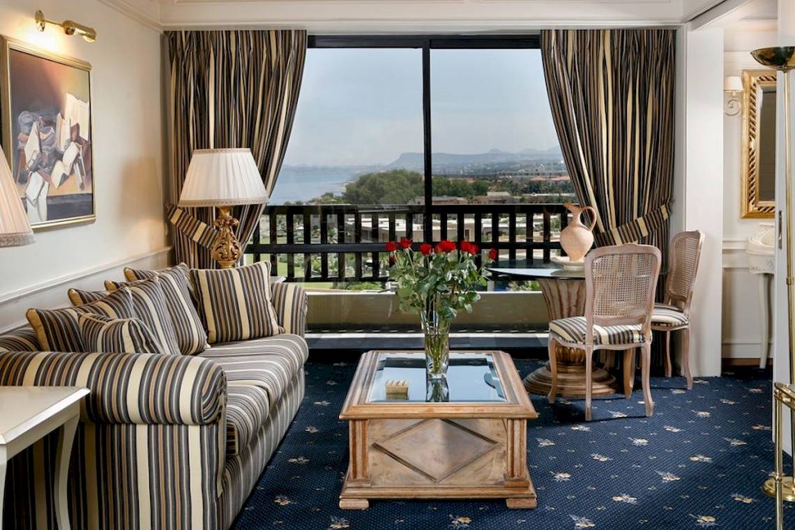 Aquila Rithymna Beach Hotel: Wohnzimmerbereich mit Balkon und Blick auf das Meer.