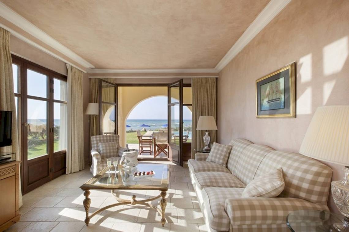 Wohnzimmer im Aquila Rithymna Beach Hotel mit Blick auf das Meer und eine Terrasse.