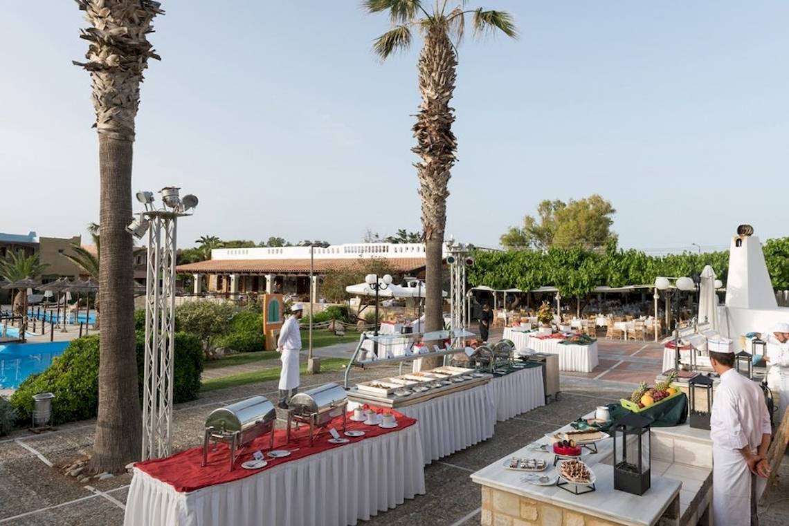 Aquila Rithymna Beach Hotel Buffet im Freien mit Köchen, die Speisen servieren.
