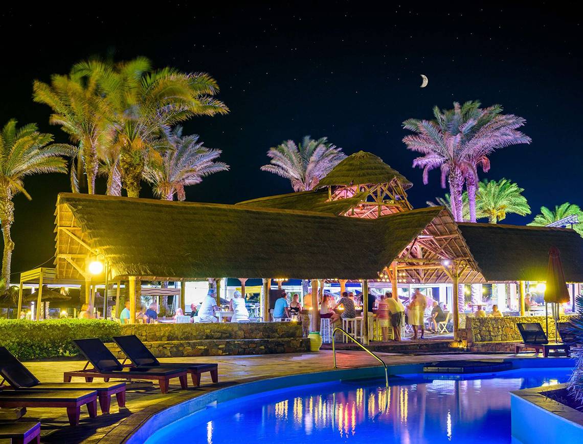 Radisson Blu Beach Resort in Kreta, Restaurant bei Nacht