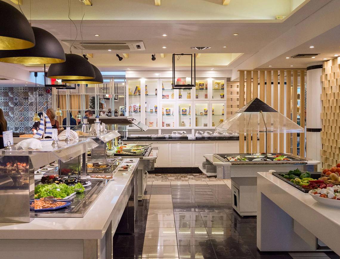Buffet im Minos Imperial Beach Resort mit verschiedenen Speisen in Glasbehältern.