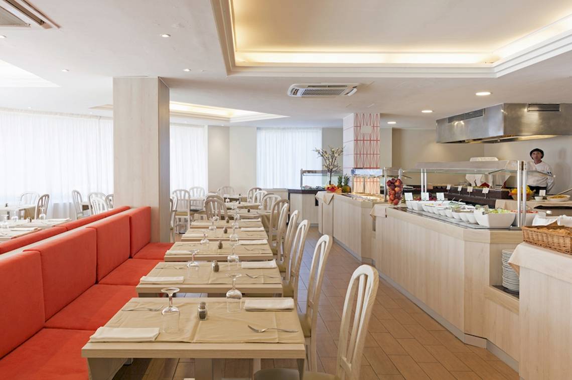 Innenansicht des Restaurants im HSM Venus Playa Hotel mit Tisch und Stuhl.