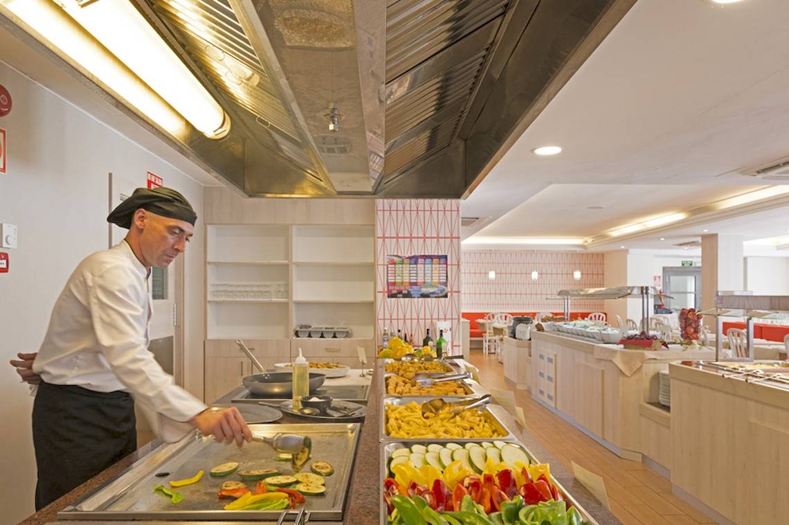Koch im HSM Venus Playa Restaurant bereitet das Buffet zu.