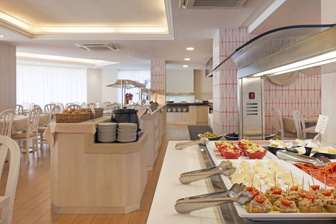 Buffetbereich im HSM Venus Playa Hotel mit verschiedenen Speisen und Tischen.