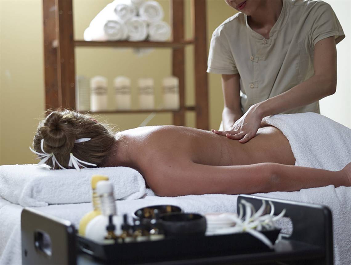 Eine Frau im Porto Bello Royal Hotel erhält eine Rückenmassage von einer Therapeutin.