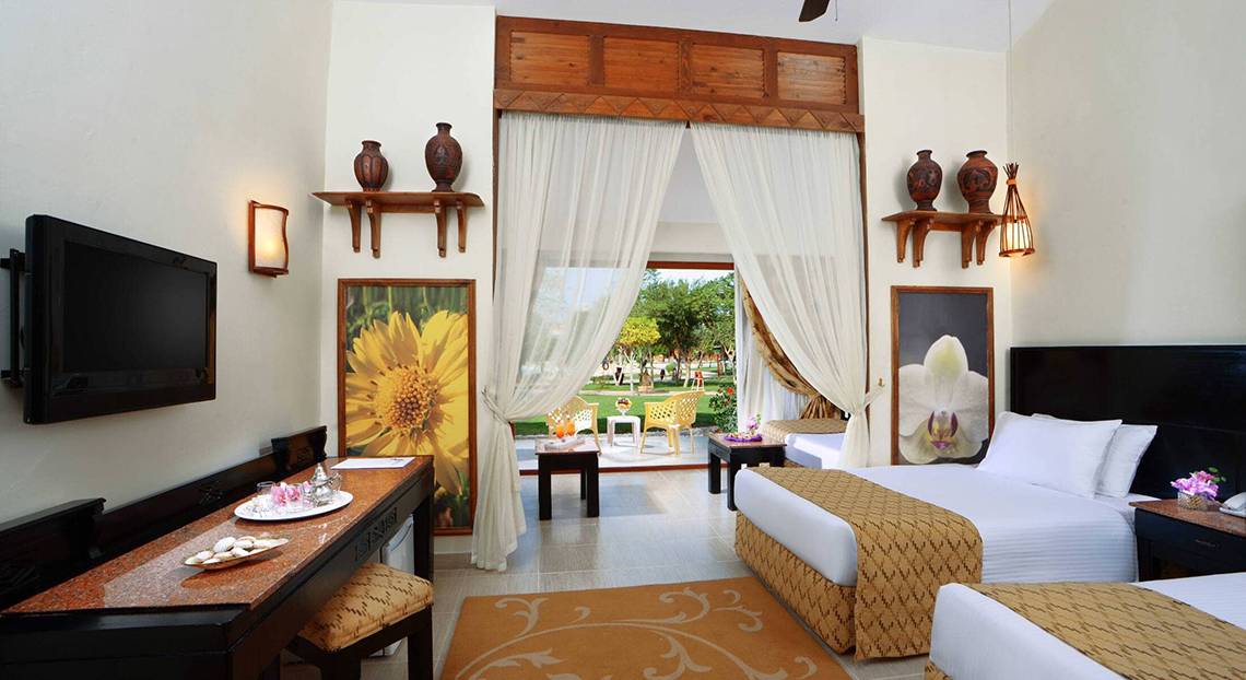 Hotelzimmer im Pickalbatros Jungle Aqua Park Resort mit Fernseher, Schreibtisch, zwei Betten und Balkon
