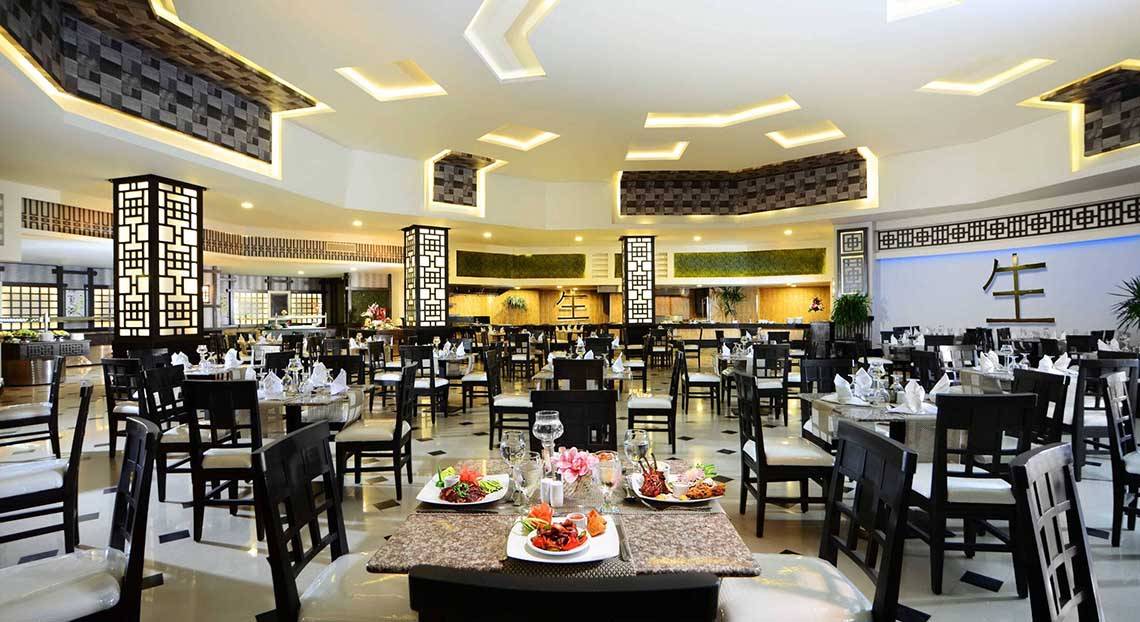 Restaurant im Pickalbatros Jungle Aqua Park Resort mit gedeckten Tischen und Speisen.