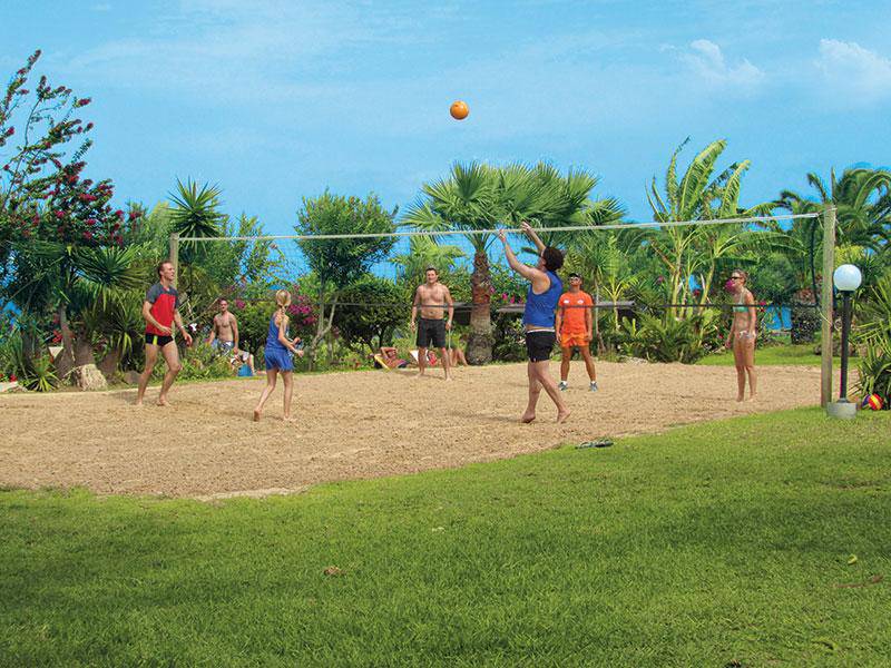 Volleyballspiel auf einem sandigen Strand am Crystal Springs Beach Hotel.