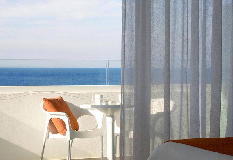 Blick von Balkon des Crystal Springs Beach Hotels auf das Meer.