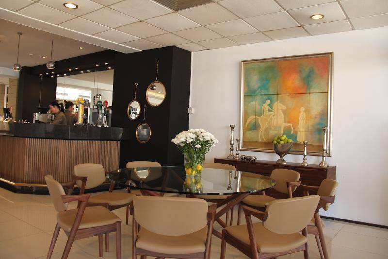 Speisebereich im Kristall Quellen Strand Hotel mit runden Tisch und Stühlen.