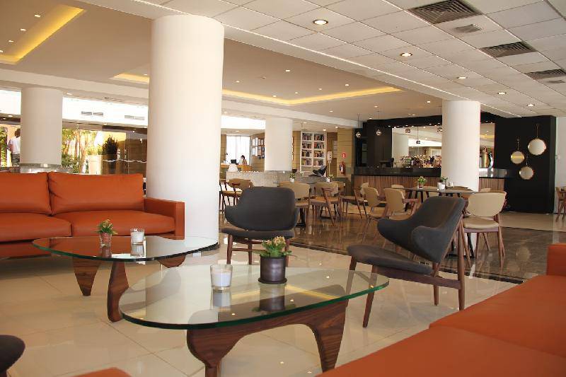 Lobby des Crystal Springs Beach Hotels mit modernen Möbeln und heller Beleuchtung.