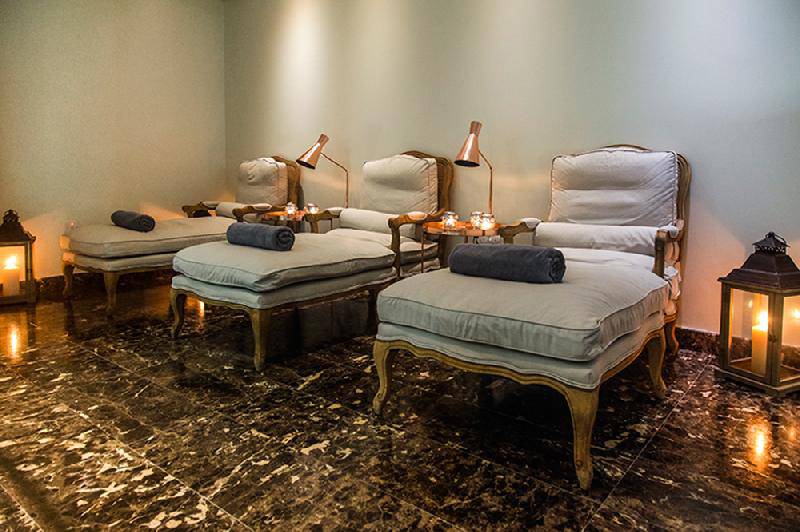 Loungebereich im Crystal Springs Beach Hotel mit mehreren Sesseln und Lampen.