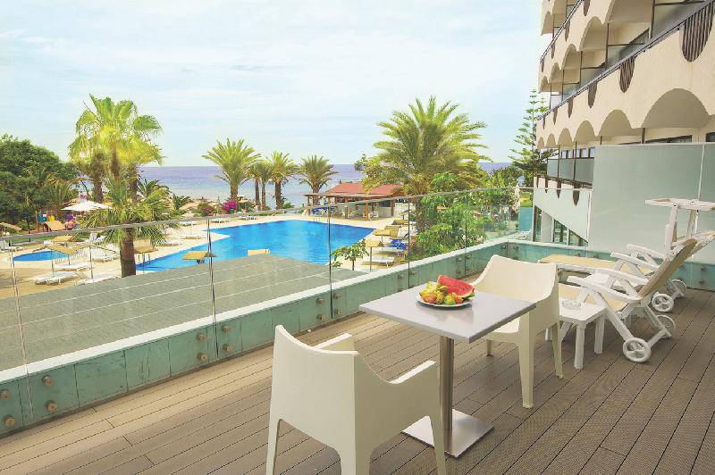 Aussicht vom Balkon des Crystal Springs Beach Hotels auf den Pool und das Meer.