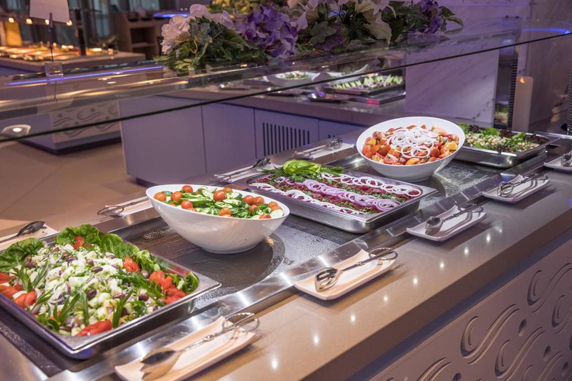 Salatbar im Vassos Nissi Plage Hotel mit verschiedenen Salaten und Toppings.