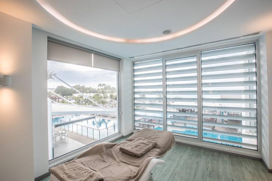 Innenansicht des Wellnessbereichs im Vassos Nissi Plage Hotel mit Blick auf den Pool.