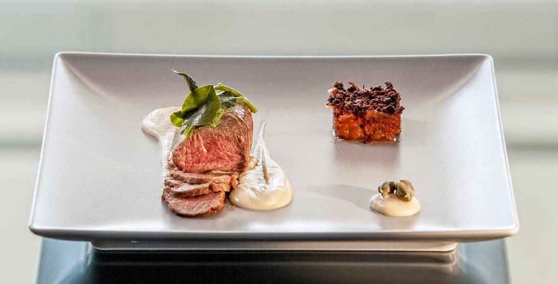 Gerichteter Teller mit Steak, Beilagen und Garnierungen.