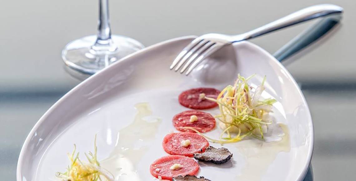 Eine elegante Platte mit verschiedenen feinen Speisen im Aqua Blu Boutique Hotel & Spa.