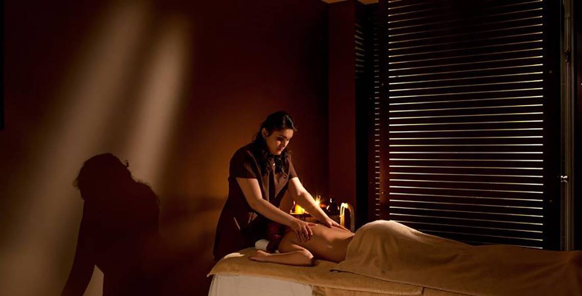 Eine Frau erhält eine Massage im Aqua Blu Boutique Hotel & Spa.