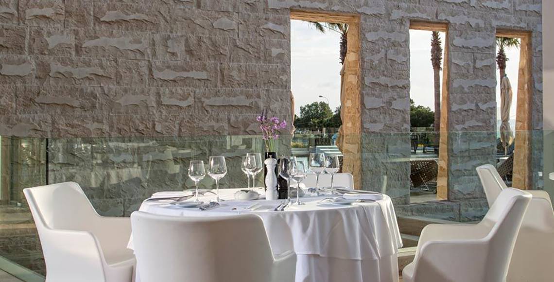Restauranttisch im Aqua Blu Boutique Hotel & Spa mit Blick auf den Außenbereich.