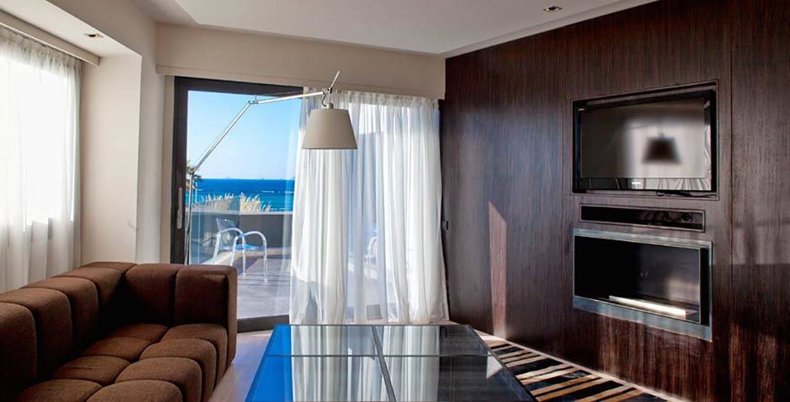 Wohnzimmer des Aqua Blu Boutique Hotels mit Aussicht auf das Meer.