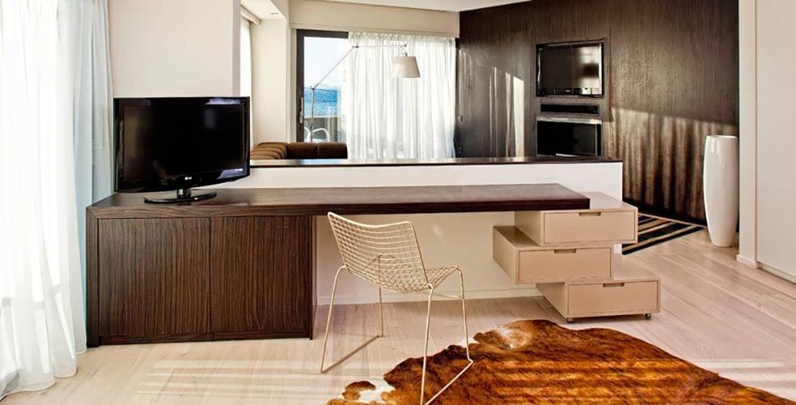 Arbeitsbereich im Aqua Blu Boutique Hotel & Spa Zimmer mit Fernseher und Schreibtisch.