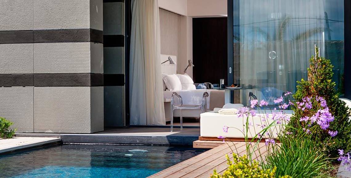 Außenbereich der Suite im Aqua Blu Boutique Hotel & Spa mit Swimmingpool und Loungebereich.