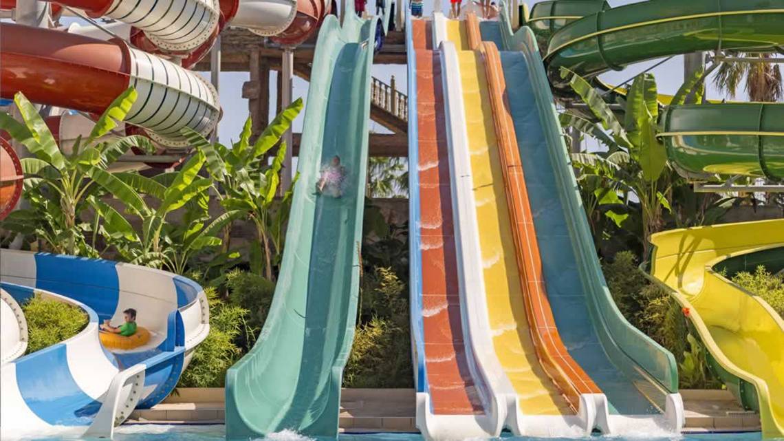 Mehrere bunte Wasserrutschen im Aquapark des Royal Alhambra Palace Hotels.