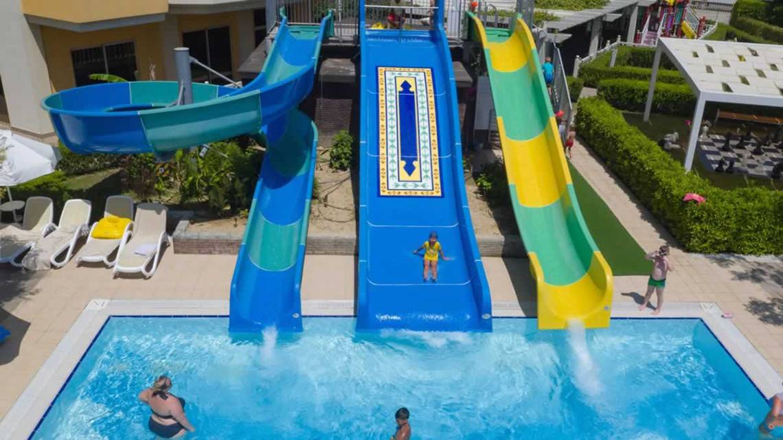 Menschen rutschen auf Wasserrutschen im Royal Alhambra Palace Hotel