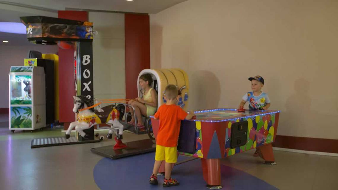 Kinder auf dem Spielplatz im Royal Alhambra Palace Hotel spielen und haben Spaß.